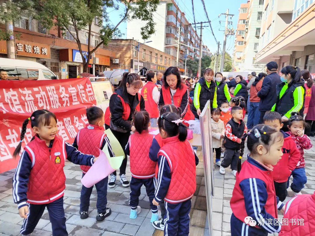 “情暖重阳 孝润童心”——渭滨区图书馆联合新民路社区开展重阳节特殊群体文化志愿服务活动